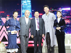 新望董事長(zhǎng)羅永輝與著名歌星劉尊老師、汪正正老師、郭津彤老師、主持人雅琪在北京電視臺(tái)錄制節(jié)目現(xiàn)場(chǎng)親切合影